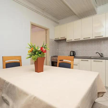 Ana Apartament Veglia